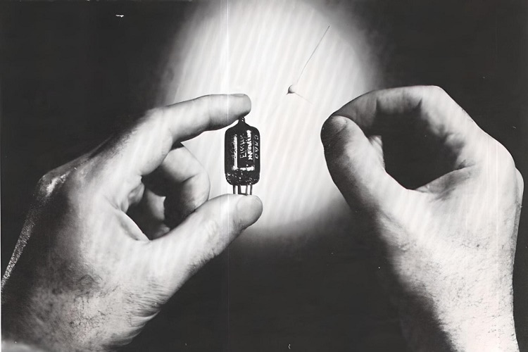 اختراع ترانزیستور (۱۹۴۷)
